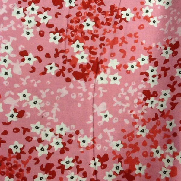 Idee Ago & Filo | Tessuto rosa fiori bianchi e rossi